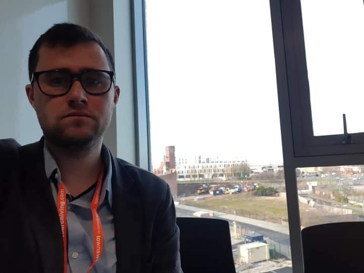 Fénykép Havas Ádámról konferencia közben