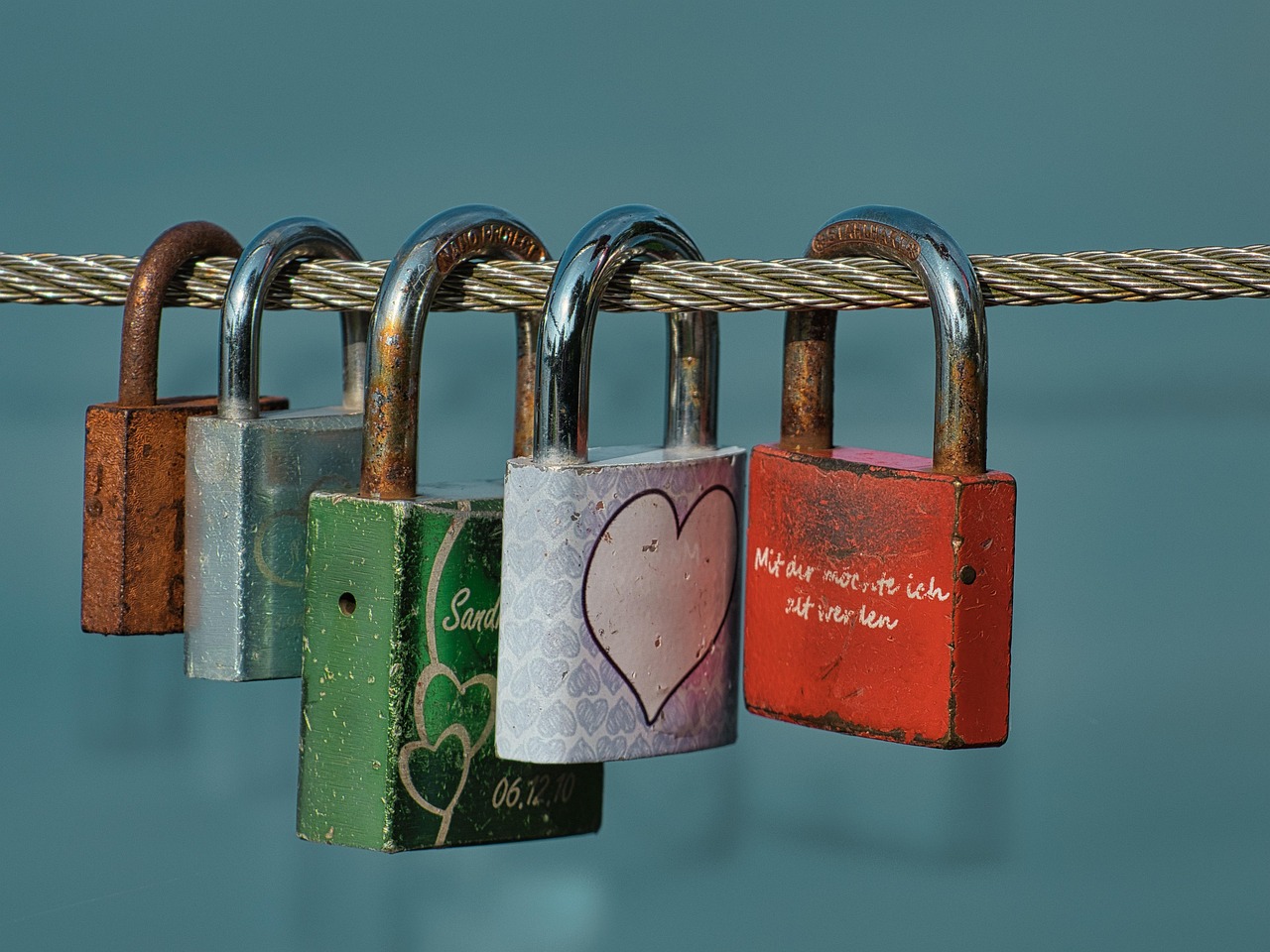 színes szerelmi zárak, lakatok egy sodronykötélen