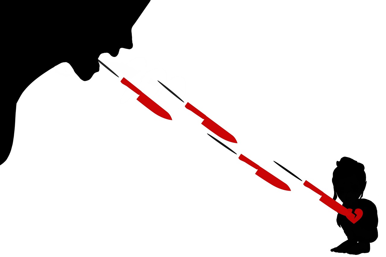 egy nő és egy kislány fekete sziluettje; a nő szájából vörös kések repülnek a kislány felé, egyenesen a szívébe
