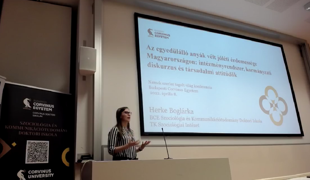Herke Boglárka előad egy konferencián