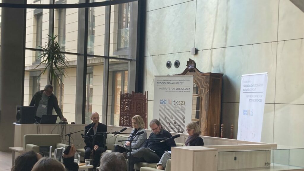 Fotó a könyvbemutató résztvevőiről